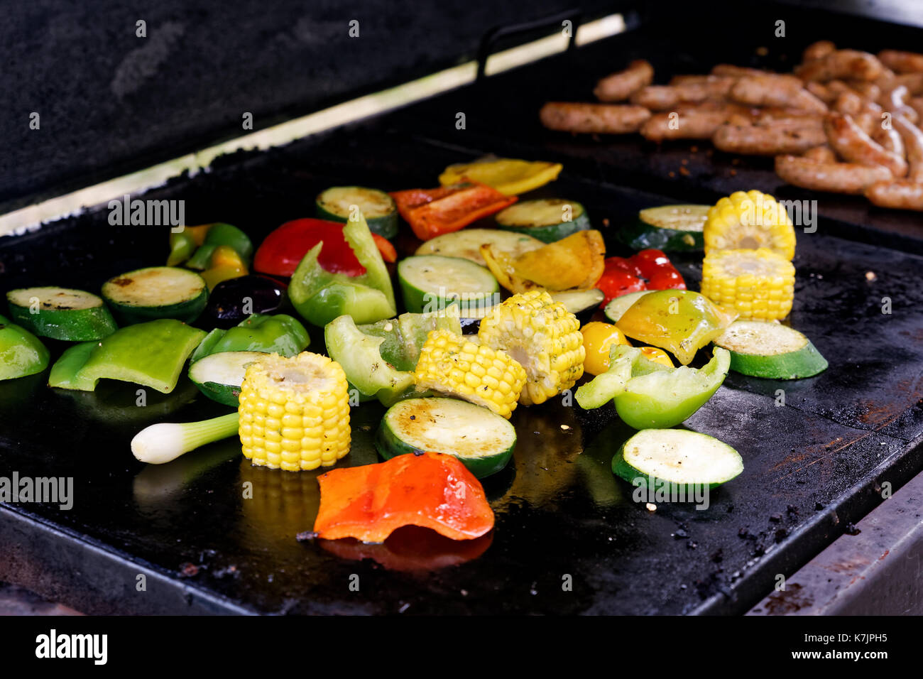 Les légumes et les saucisses grillées sur barbecue. Banque D'Images