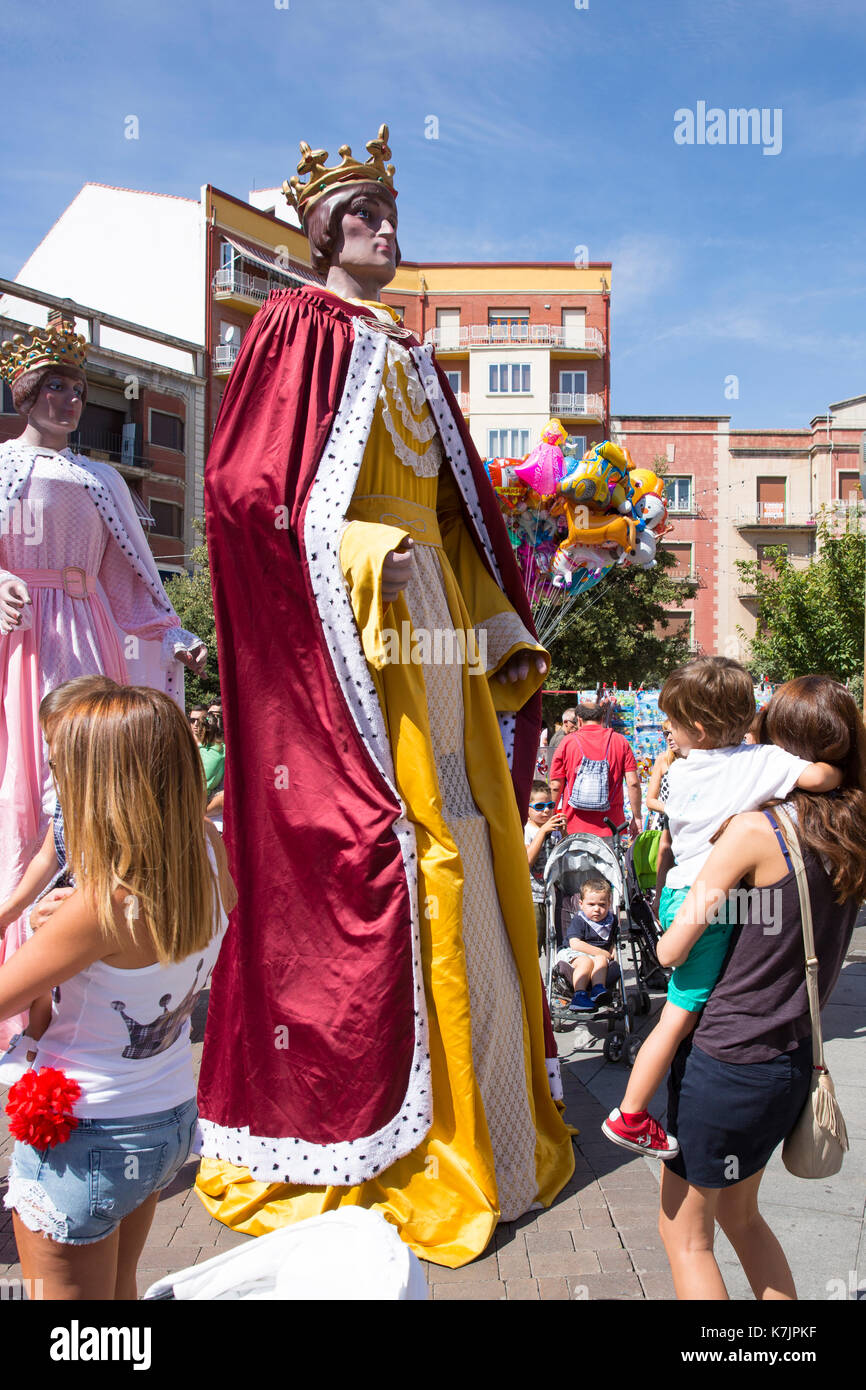 L'enfant regarde fiesta parade gigantes caractères géant à Aranda de Duero, Castille et Leon, Espagne Banque D'Images