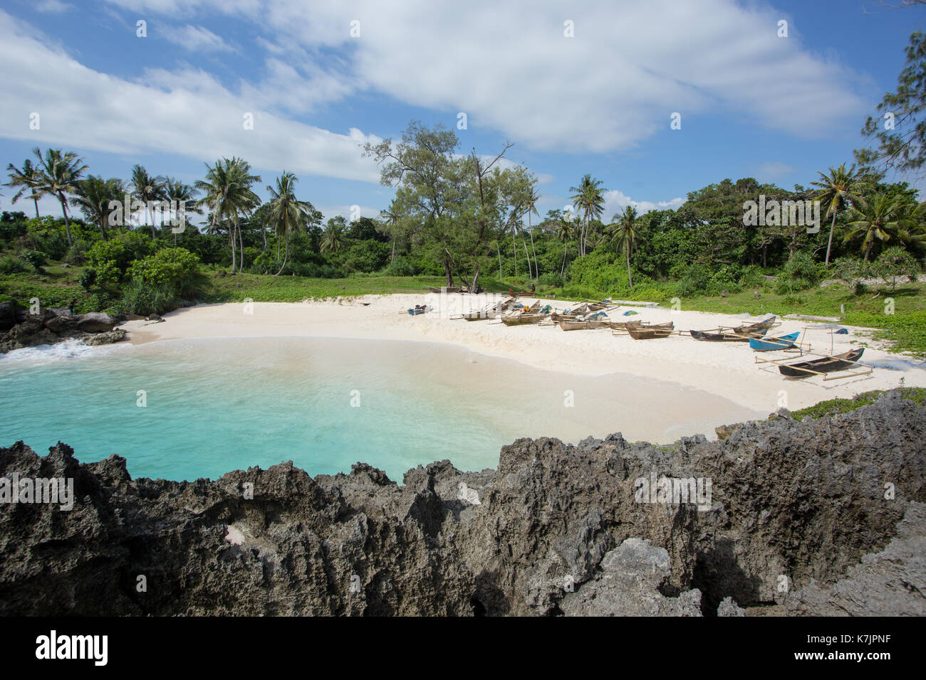 L'ancre des bateaux sur la plage rivage à mandorak au sud-ouest de Sumba, Indonésie Banque D'Images