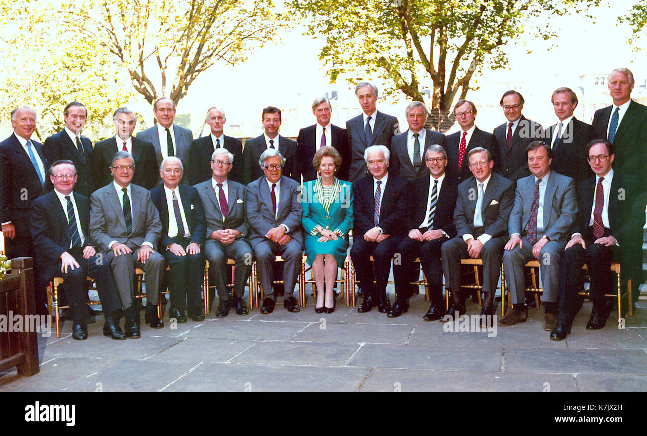 ©ALPHA 050000 07 90 LE CABINET, JUILLET 1990 ( RETOUR ) TIM RENTON, DAVID HUNT, NORMAN LAMONT, PETER BROOKE, ANTONY NEWTON, JOHN WAKEHAM, CECIL PARKINSON, LORD BELSTEAD, CHRISTOPHER PATTON, JOHN GUMMER, MICHAEL HOWARD, PETER LILLEY, SIR ROBIN BUTLER ( PREMIÈRE RANGÉE ) JOHN MACGREGOR, KENNETH BAKER, DAVID WADDINGTON, DOUGLAS HURD SIR GEOFFREY HOWE, MARGARET THATCHER, LORD MACKAY, CLASHERN, JOHN MAJOR, TOM KING, KENNETH CLARKE ET MALCOLM RIFKIND Banque D'Images