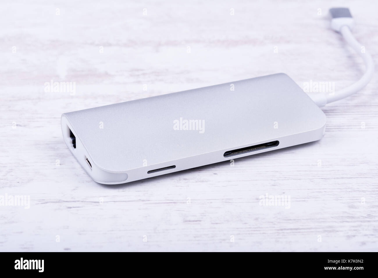 Type-c adaptateur multiport aluminium blanc sur fond de bois. Banque D'Images