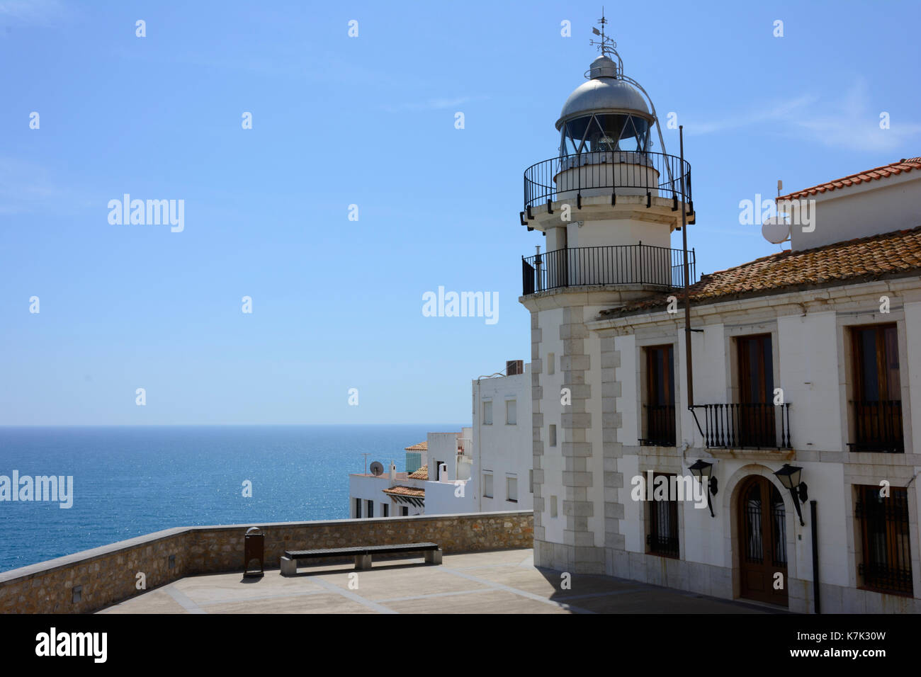 Castellón, Espagne - 4 septembre 2016 : vue sur le phare du village touristique de Peñiscola. Banque D'Images