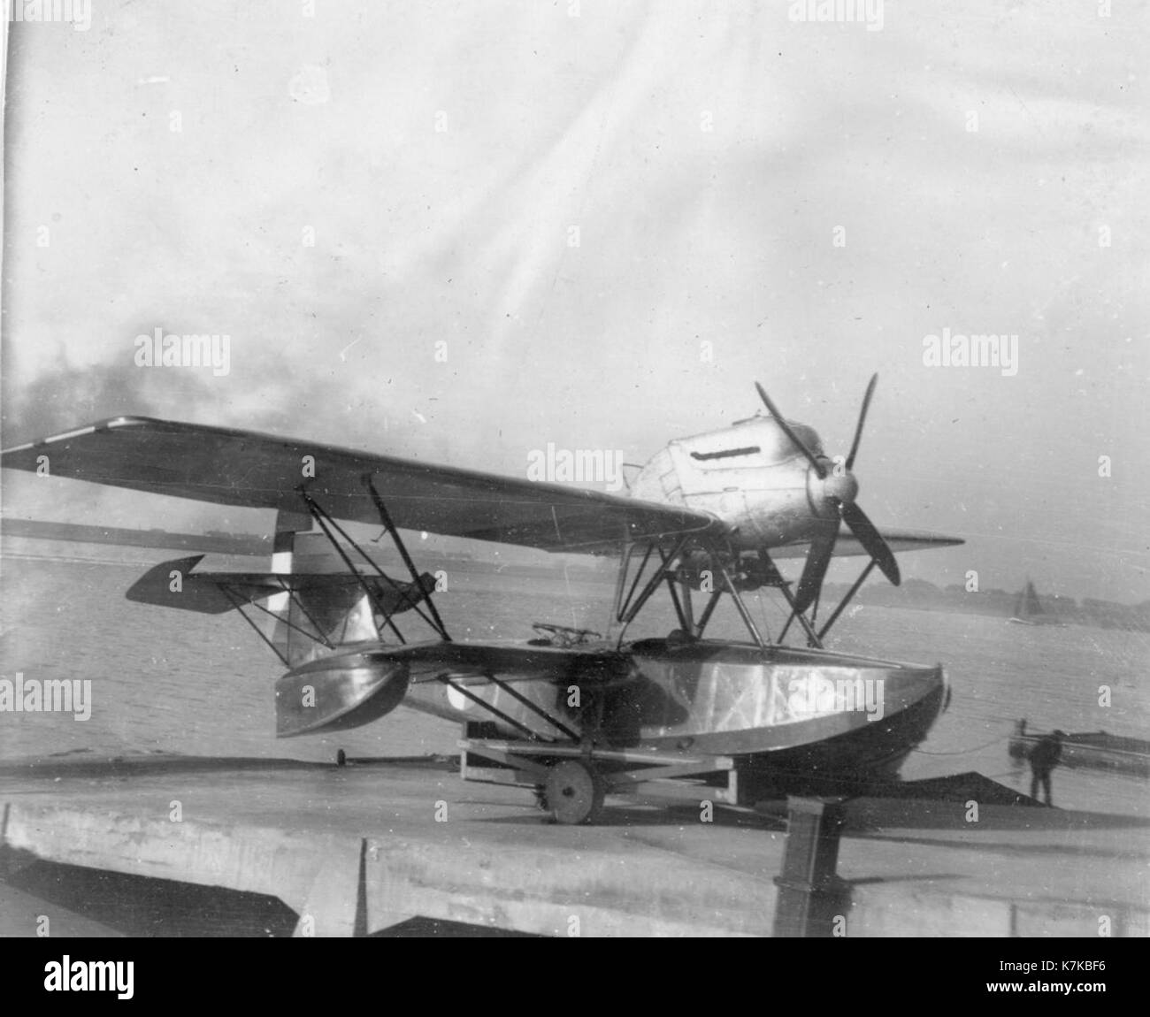 L'album Franz Schell est une collection photographique conservée au San Diego Air & Space Museum. Il documente la vie et l'œuvre de Franz Schell, une figure notable dans l'histoire de l'aviation. L’album présente des images personnelles et des photographies historiques de la carrière de Schell. Banque D'Images