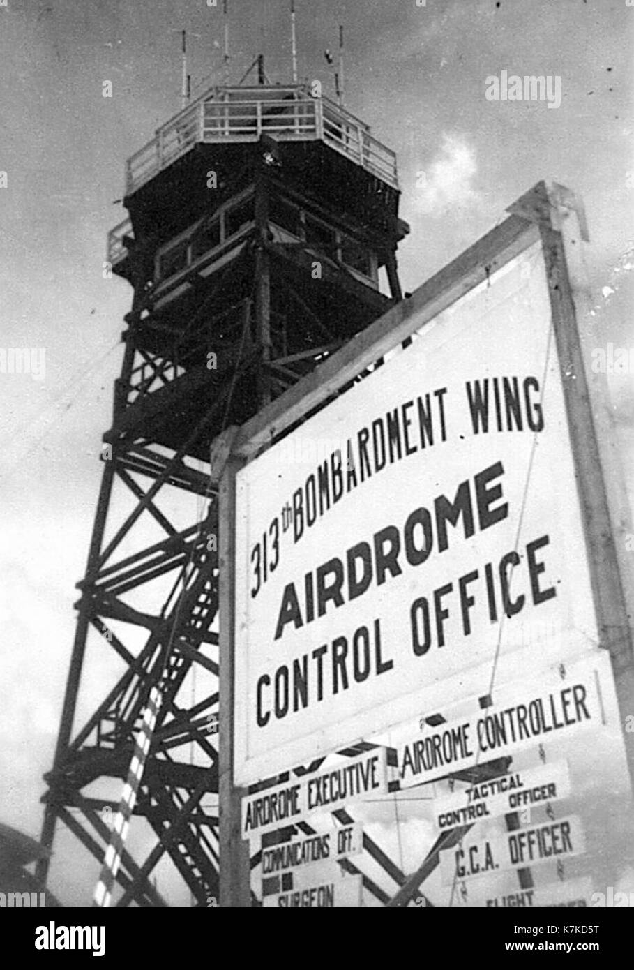 Le 9th Bomb Group, qui fait partie de l'United States Army Air Forces pendant la seconde Guerre mondiale, joue un rôle important dans les campagnes de bombardement stratégique. Connu pour ses B-17 Flying Fortress et ses B-24 Liberator, le groupe effectue des bombardements sur le théâtre européen et en Afrique du Nord, contribuant à la victoire alliée. Le service du 9th Bomb Group pendant la guerre reste un chapitre vital de l’histoire militaire américaine. Banque D'Images