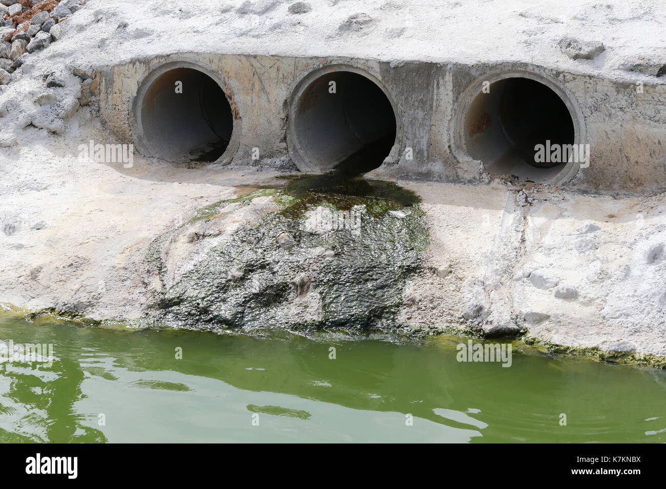 Dans la vidange des eaux coulant,côte de communautés en Thaïlande. Banque D'Images