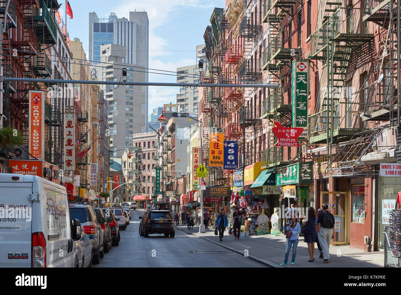 Rue de Chinatown avec des voitures et des personnes et des bâtiments dans une journée ensoleillée à New York Banque D'Images