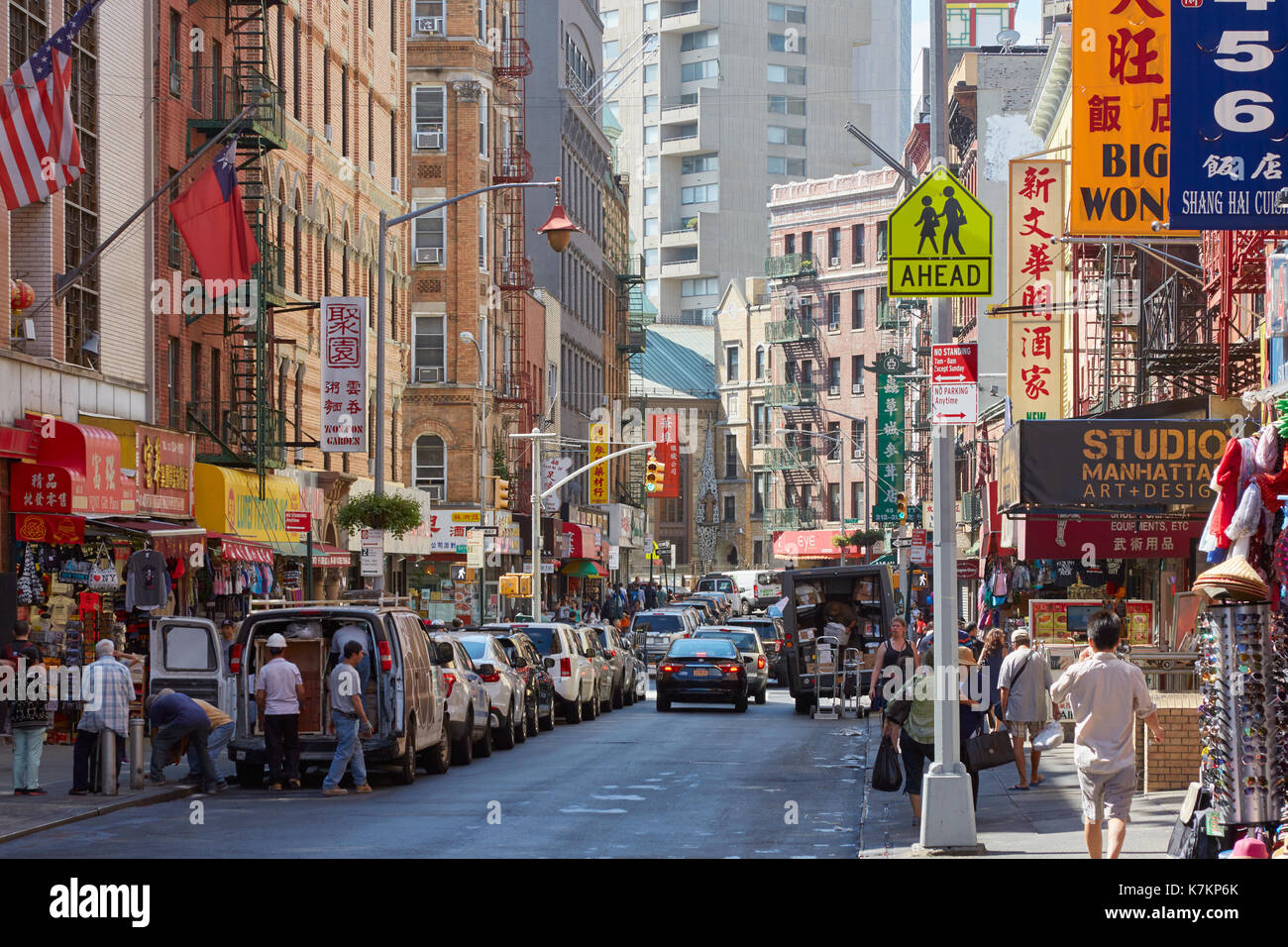 Rue de Chinatown avec des personnes et des bâtiments avec des panneaux colorés dans une journée ensoleillée à New York Banque D'Images