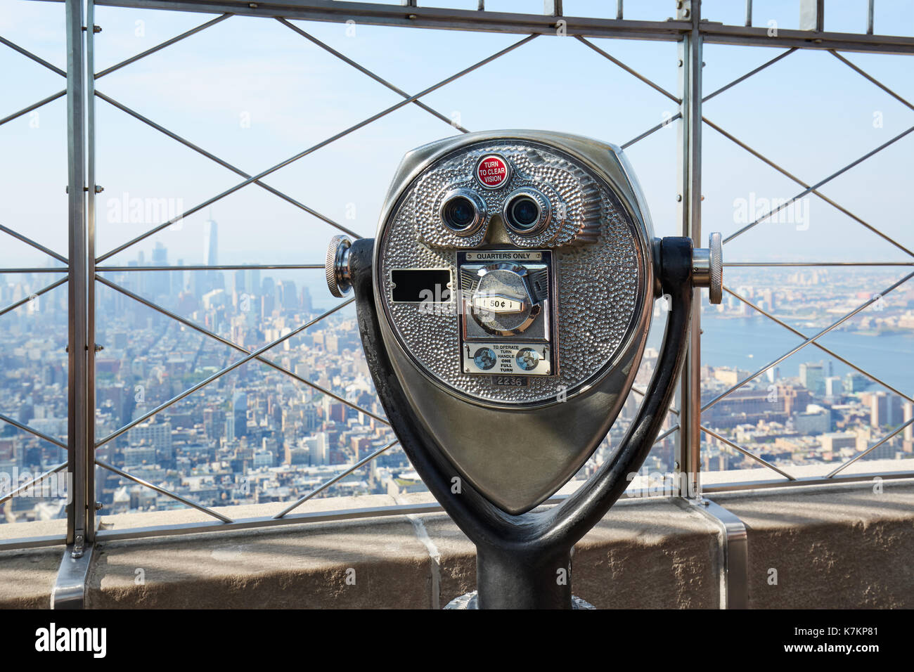 Empire State Building avec une plate-forme d'observation au binoculaire d'une journée ensoleillée à New York Banque D'Images