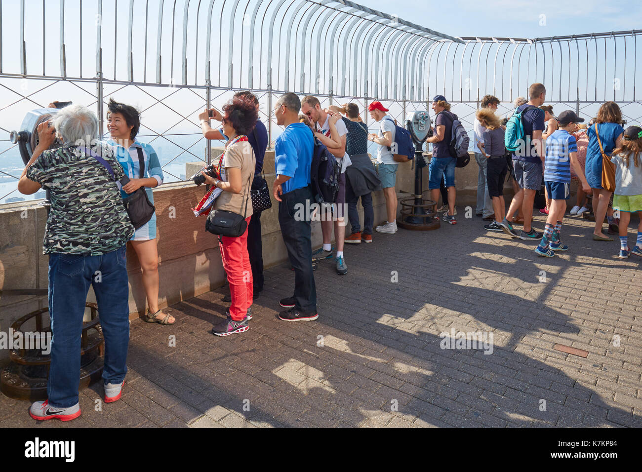 Empire State Building pont d'observation avec les gens et les touristes à New York Banque D'Images