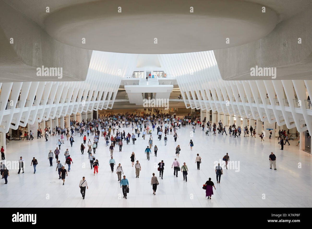 L'intérieur de l'Oculus white World Trade Centre station avec personnes à New York Banque D'Images