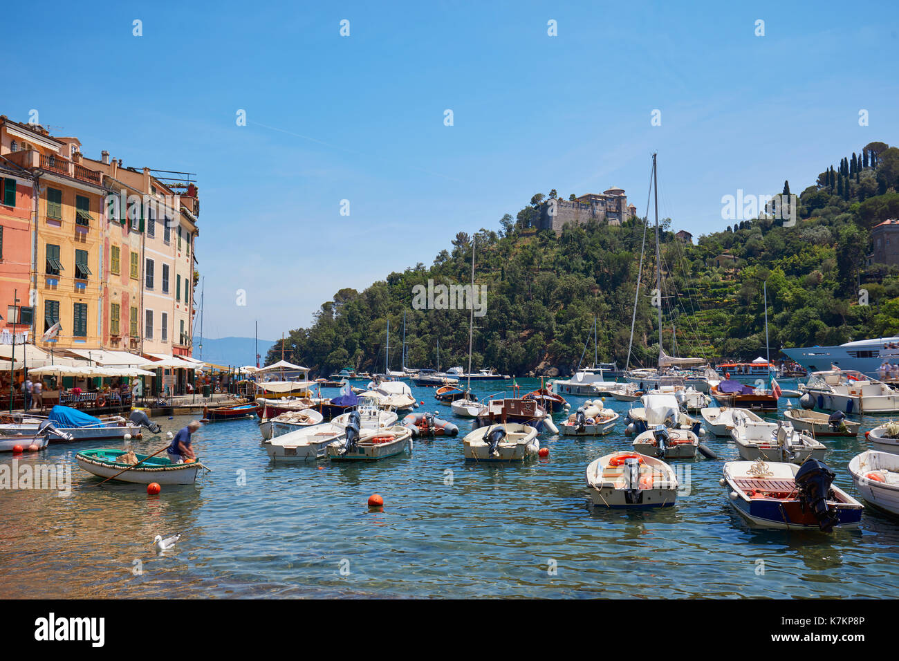 Beau village typique de Portofino avec ses maisons colorées en Italie, sur la côte de la mer de Ligurie, province de Gênes Banque D'Images