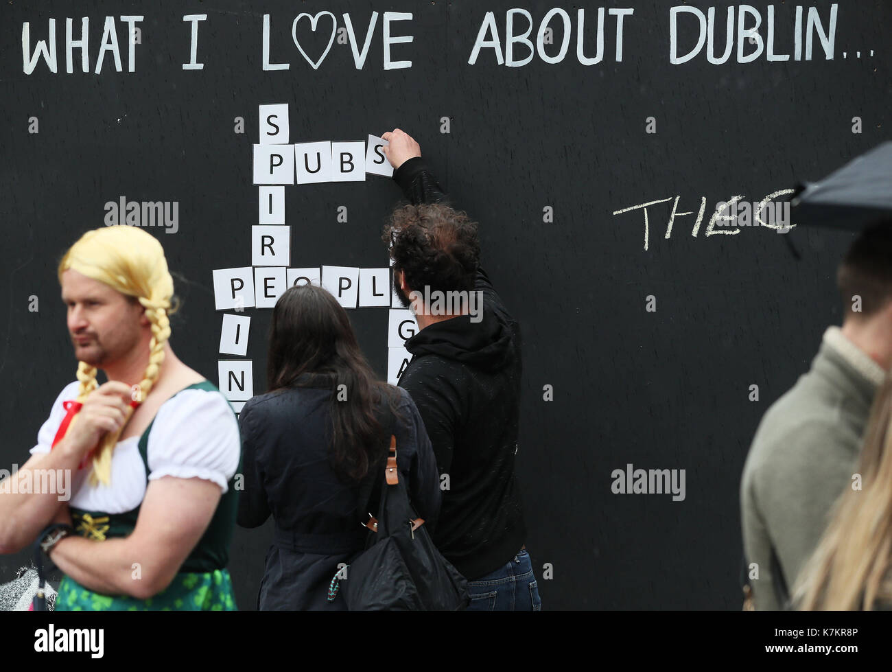 Les membres du public ajouter à l 'ce que j'aime à propos de dublin' mur durant le bluefire street fest à Smithfield, Dublin. Banque D'Images