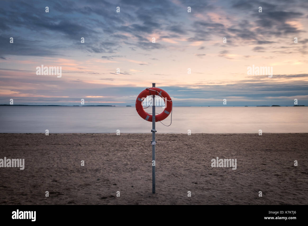 Bouée de sauvetage par la mer lors d'une soirée d'été en Finlande Banque D'Images Bouée de sauvetage par la mer lors d'une soirée d'été en Finlande Banque D'Images