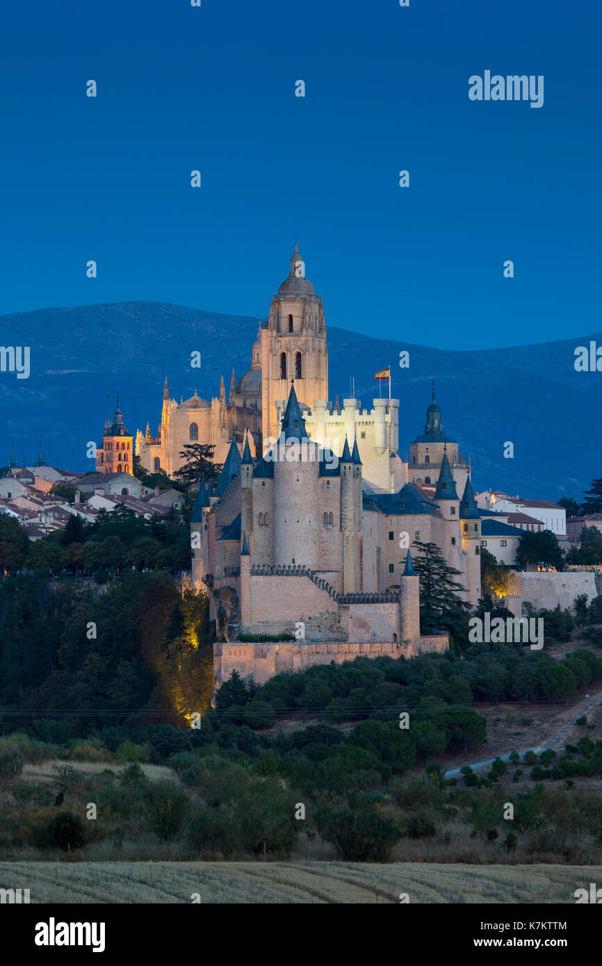 Vue spectaculaire du célèbre Alcazar Castle - palais et forteresse qui a inspiré le château de Disney, et la cathédrale de Ségovie, Espagne Banque D'Images