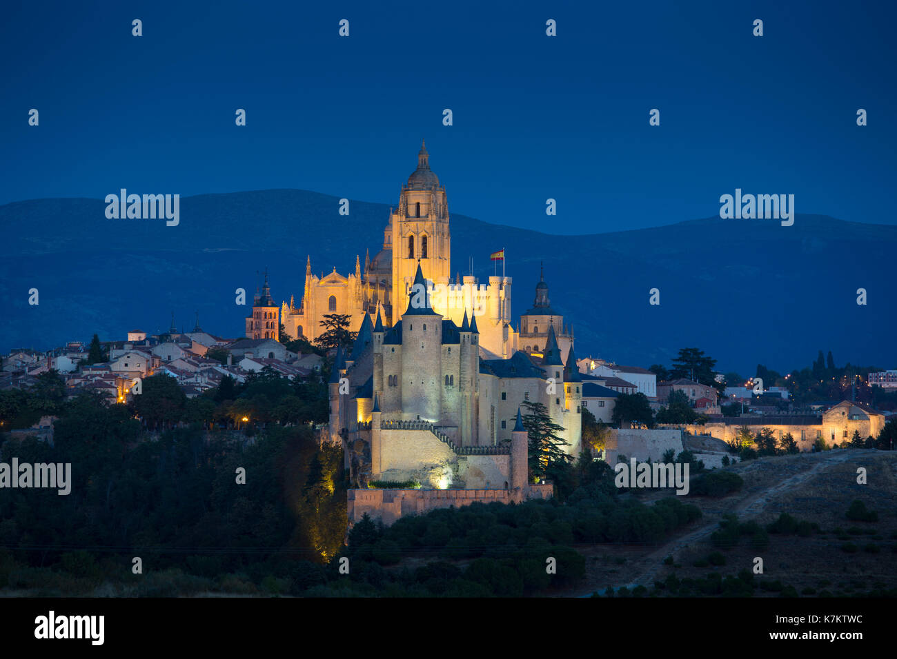 Vue spectaculaire du célèbre Alcazar Castle - palais et forteresse qui a inspiré le château de Disney, et la cathédrale de Ségovie, Espagne Banque D'Images