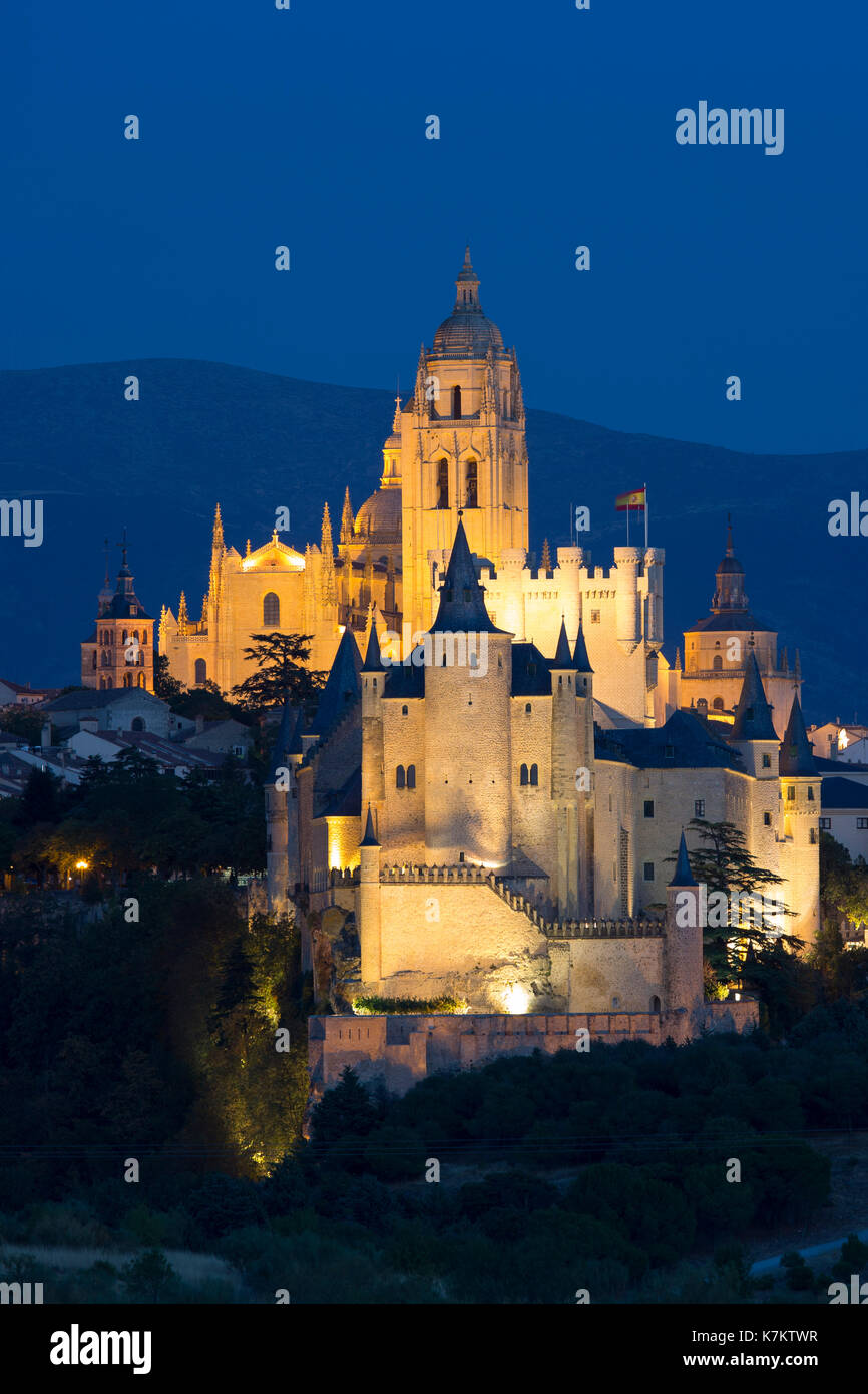 Vue spectaculaire du célèbre Alcazar Castle - palais et forteresse qui a inspiré le château de Disney, et la cathédrale de Ségovie, Espagne Banque D'Images