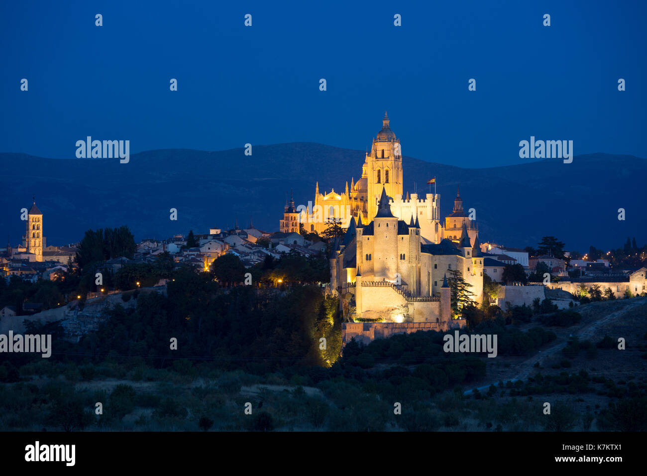 Vue spectaculaire du célèbre Alcazar Castle - palais et forteresse qui a inspiré le château de Disney, et la cathédrale de Ségovie, Espagne Banque D'Images