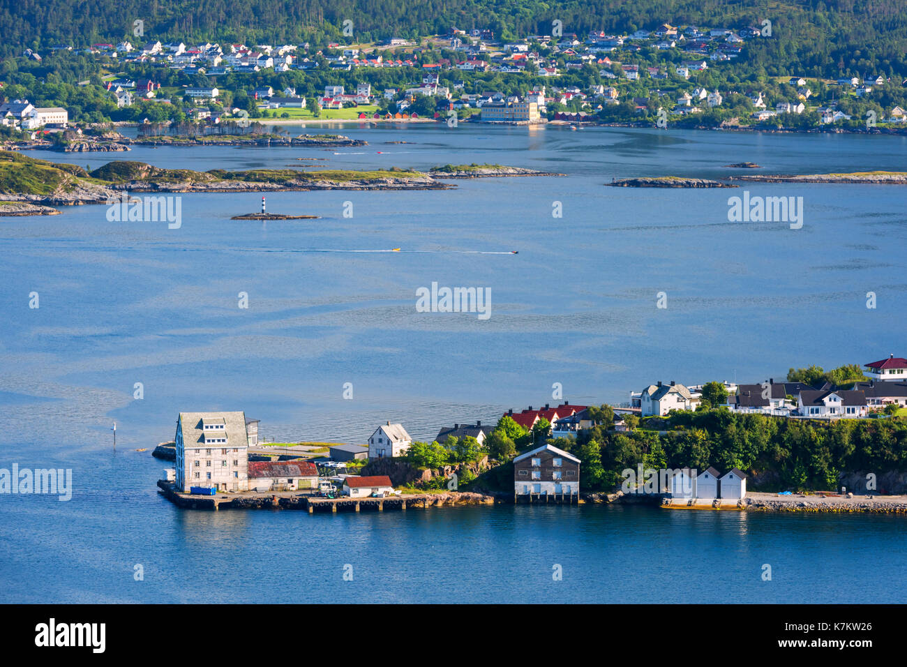 De soleil colorés à alesund ville portuaire sur la côte ouest de la Norvège. lieu où l'océan rencontrez les montagnes Banque D'Images