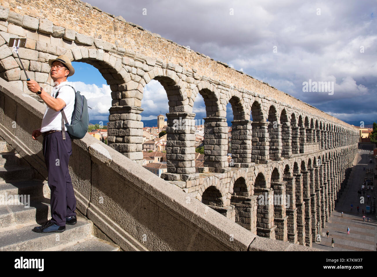 Prendre des photographies touristiques selfies sur smartphone Avec bâton à selfies spectaculaire célèbre aqueduc romain, Segovia, Espagne Banque D'Images