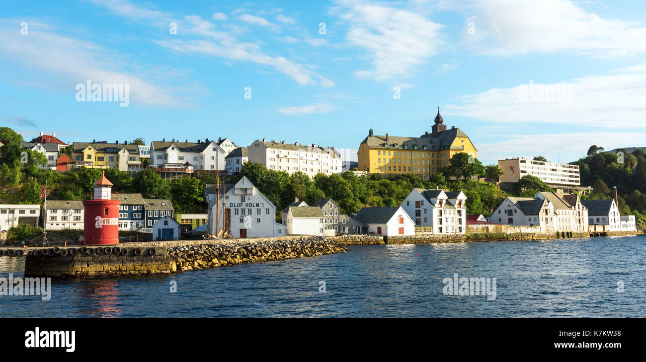 Scène colorée à alesund ville portuaire sur la côte ouest de la Norvège. pier et phare contre le ciel de jour lumineux Banque D'Images