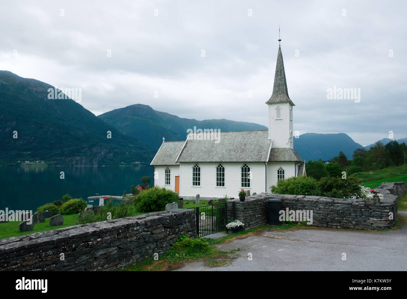 Christianisme église typique avec cimetière en Norvège Banque D'Images