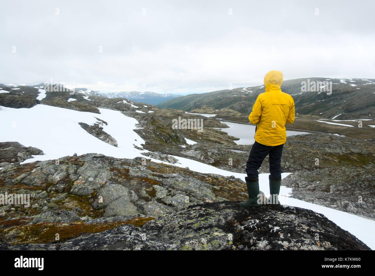 Paysage norvégien typique avec les montagnes enneigées et le lac clair près de la célèbre aurlandsvegen (bjorgavegen), mountain road, aurland, Norvège. Banque D'Images