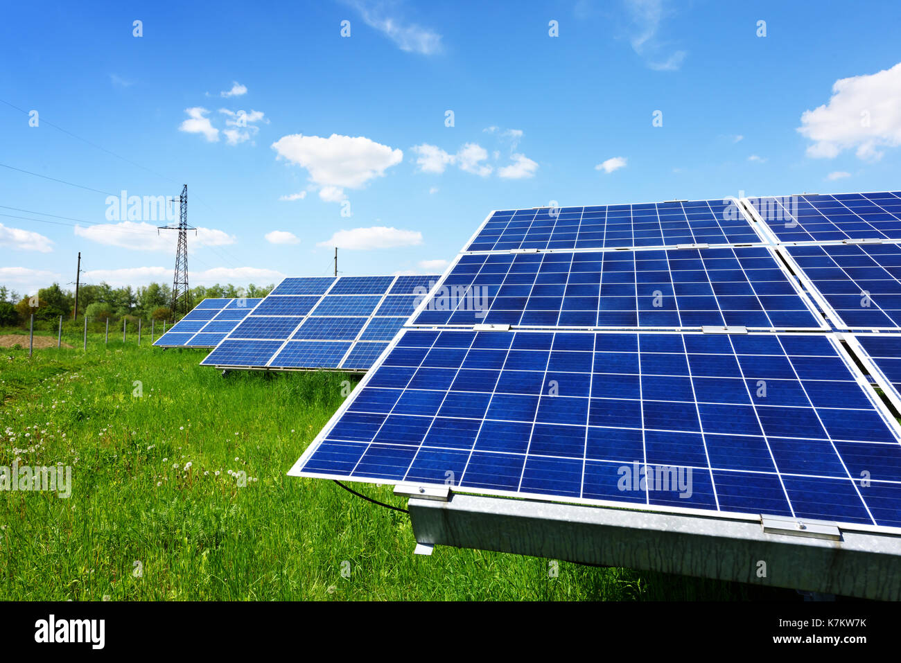 Panneau solaire sur fond de ciel bleu. L'herbe verte et ciel nuageux. alternative energy concept Banque D'Images