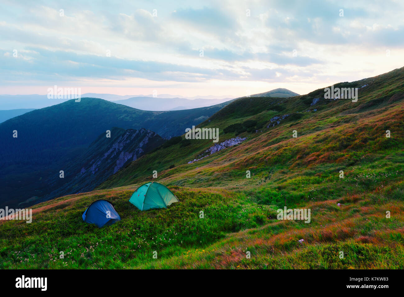 Deux tentes sur les montagnes d'automne. Carpates, Ukraine europe Banque D'Images