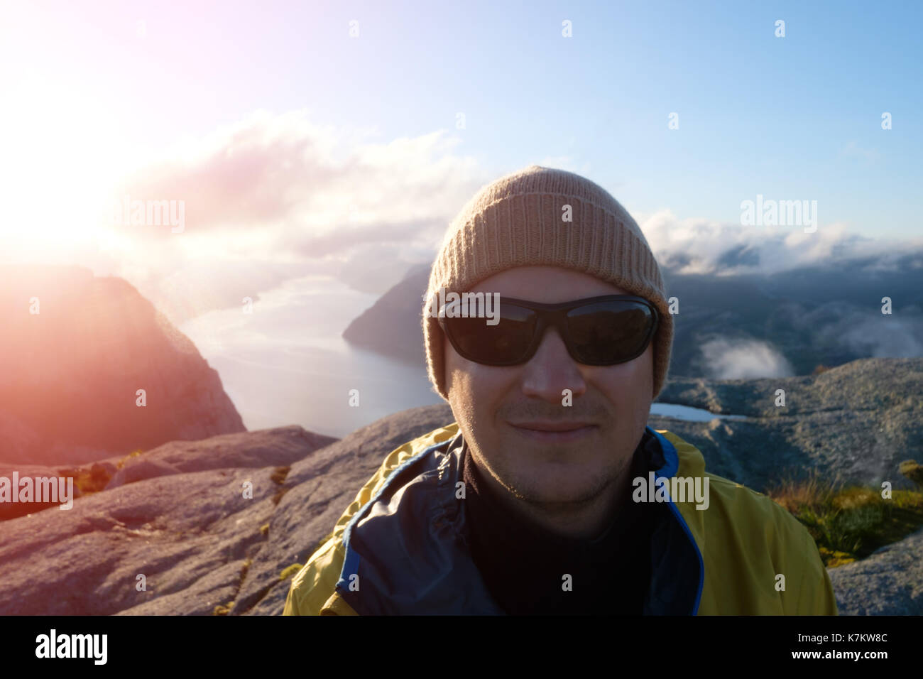 Portrait voyageur sur lysefjorden fjord près de Preikestolen (Pulpit Rock) - célèbre attraction touristique dans la municipalité de Dale i sunnfjord dans la région rogaland, Banque D'Images