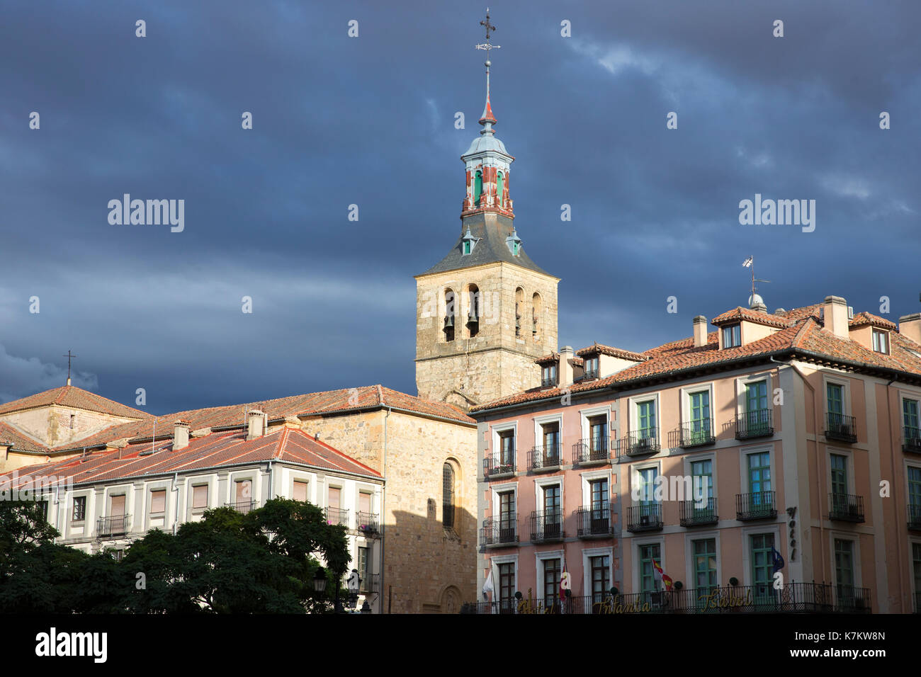 Architecture traditionnelle et clocher de l'église à Ségovie, Espagne Banque D'Images