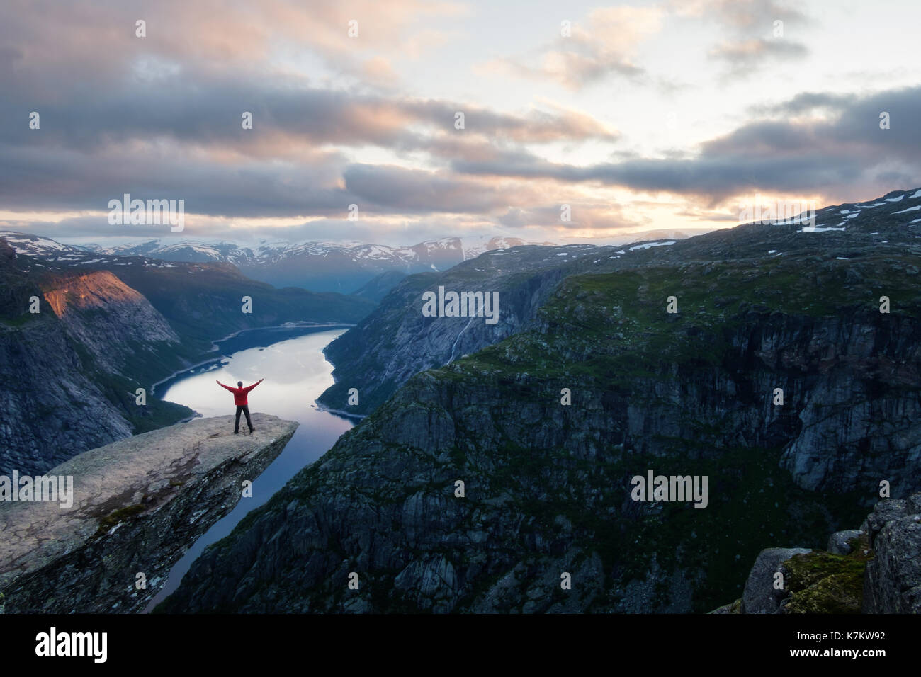 Seul tourisme trolltunga rock - plus spectaculaire et célèbre falaise pittoresque en Norvège Banque D'Images