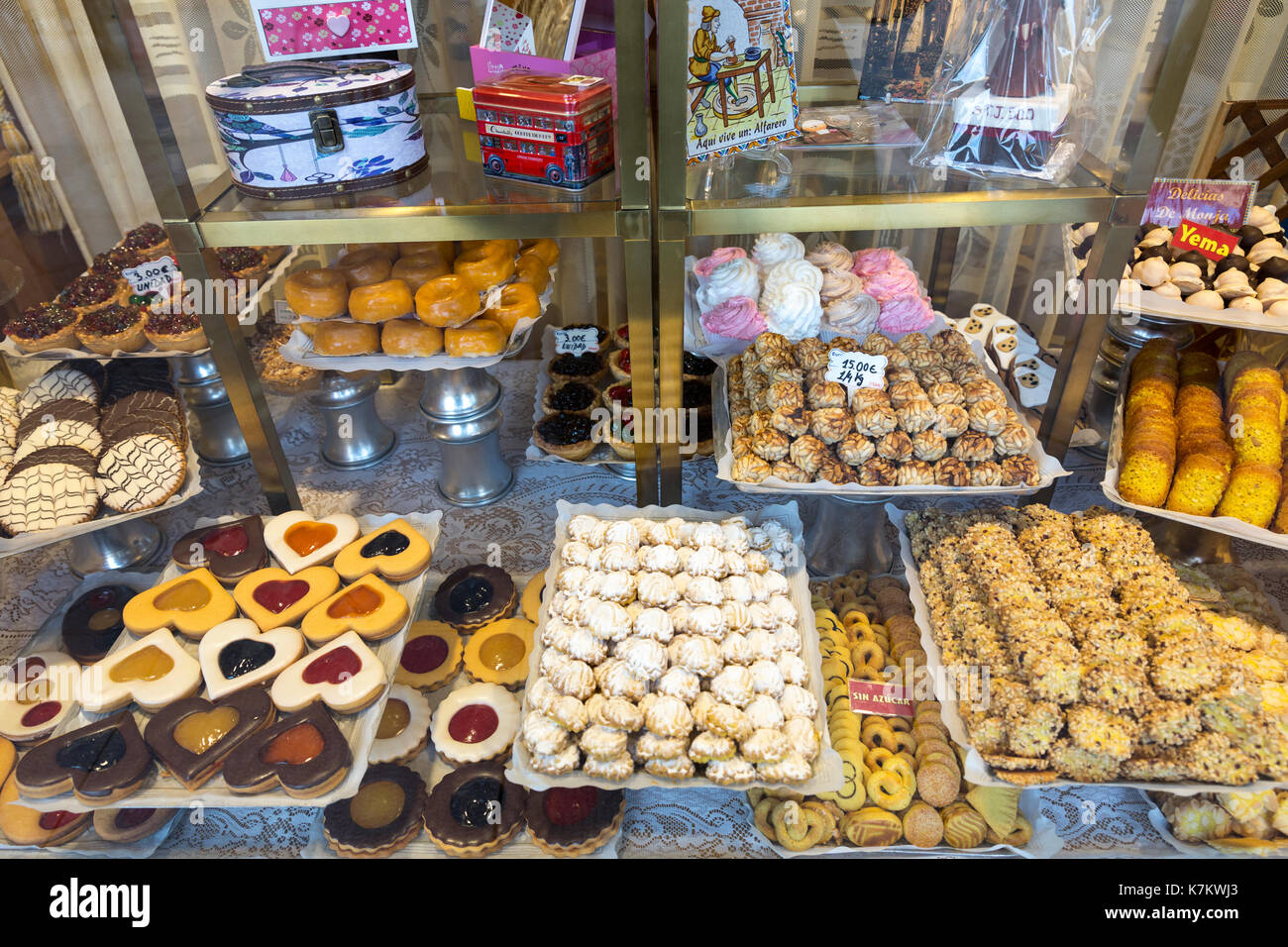 Biscuits traditionnels espagnols, des pâtisseries et des gâteaux comme cadeaux et souvenirs dans shop yema de avila sur la plaza mayor à Avila, Espagne Banque D'Images