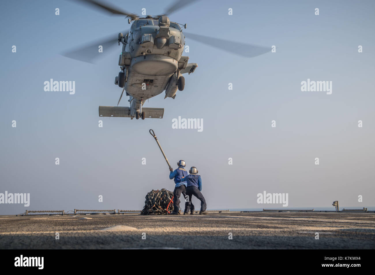 Sea Hawk MH-60R charge sous élingue Banque D'Images