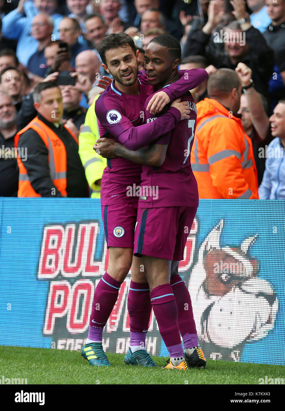 Manchester City's raheem sterling (à droite) célèbre marquant son sixième but du côté, avec son coéquipier bernardo Silva, au cours de la Premier League match à vicarage road, Watford. press association. photo photo date : Samedi 16 septembre, 2017 Banque D'Images