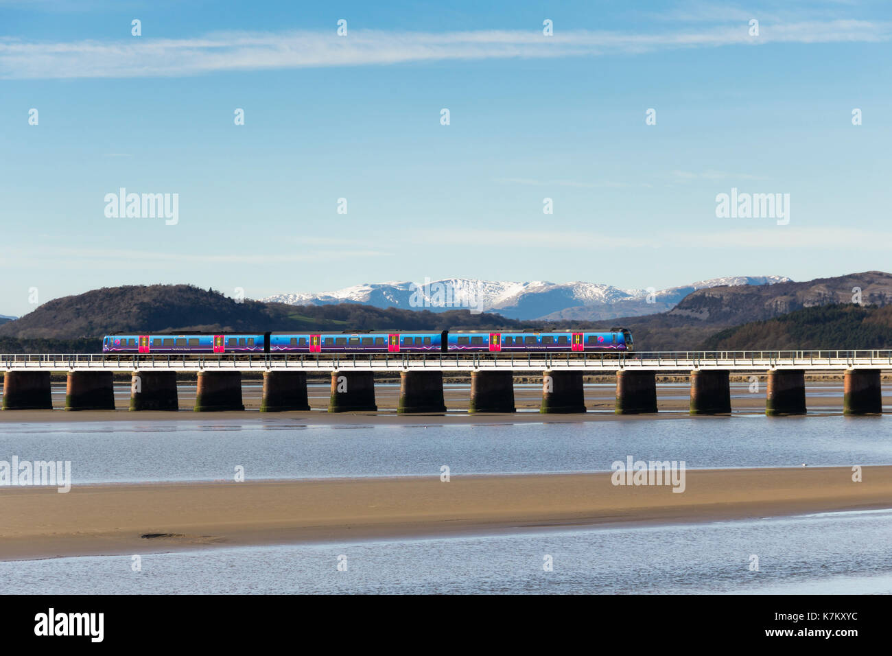 Une Première Classe TransPennine Express diesel 185 passage de trains de voyageurs à Arnside viaduc ferroviaire sur la rivière Kent Banque D'Images