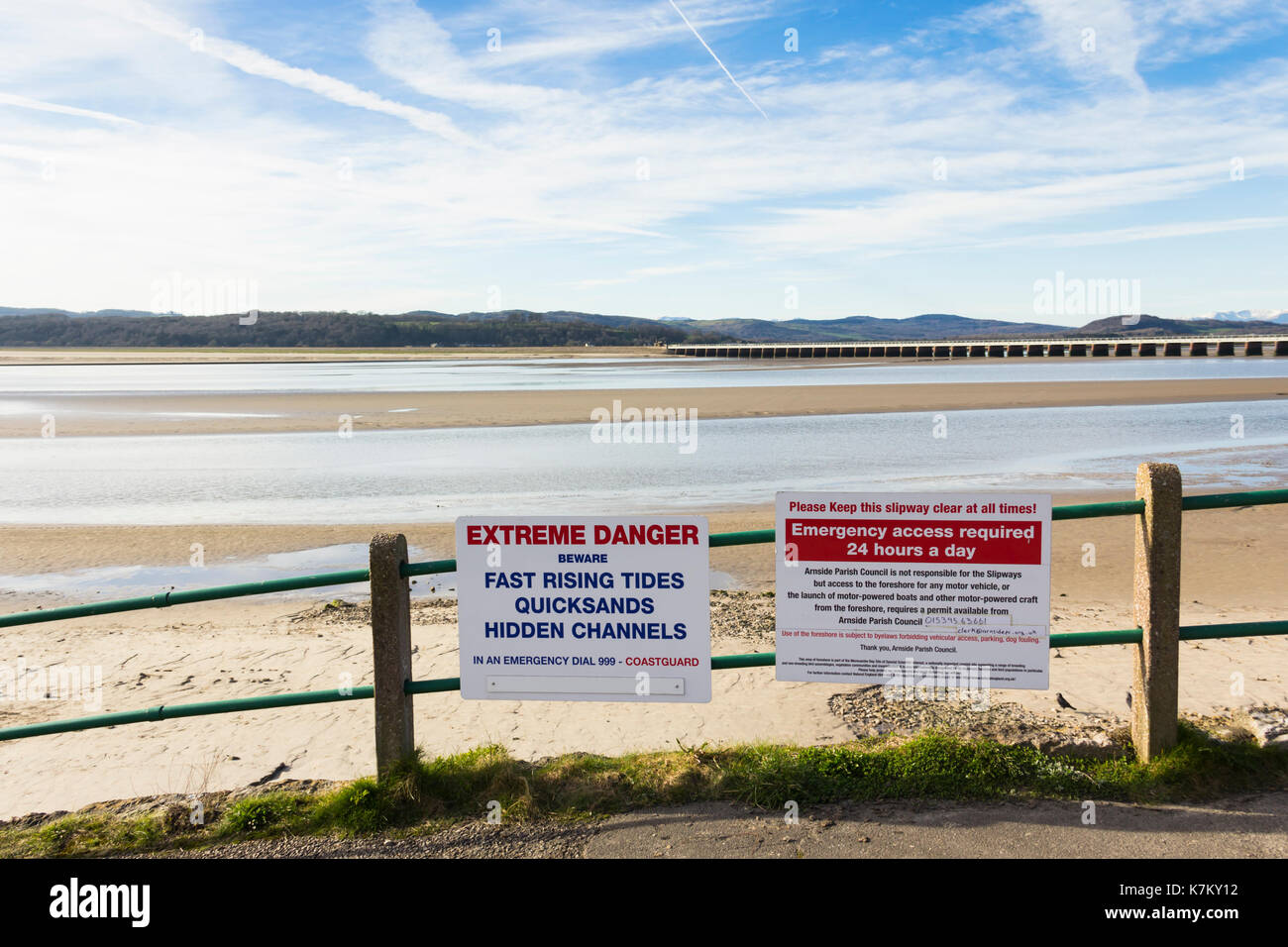Sables mouvants et marées entrant rapidement les signaux d'avertissement de danger sur le fleuve de l'estuaire de Kent sur la promenade à arnside, Cumbria. Banque D'Images