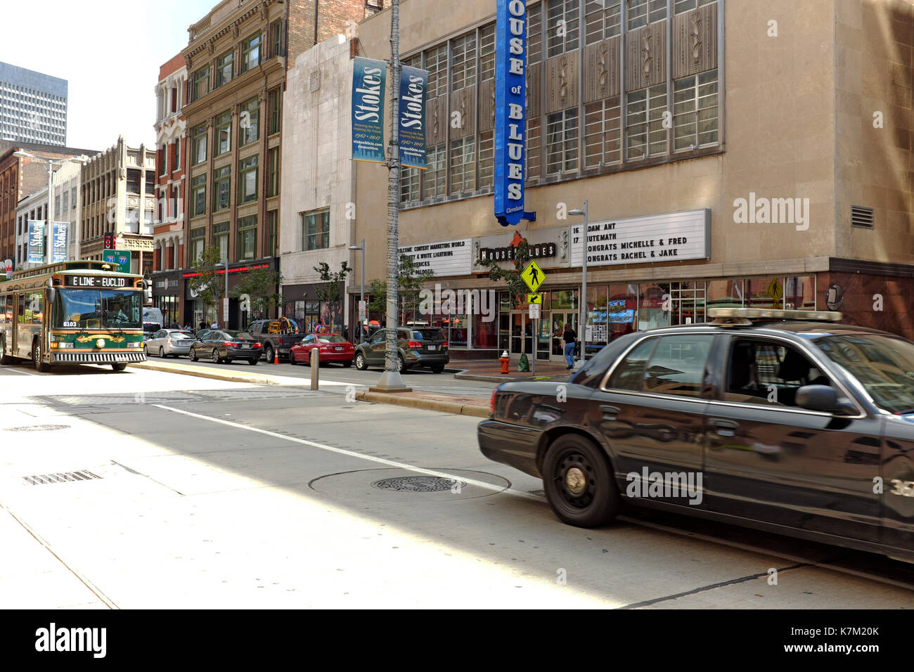 Gentriifying Euclid Avenue, dans le centre-ville de Cleveland, Ohio, est l'une des rues principales qui abrite maintenant des clubs, des restaurants, des entreprises et des logements haut de gamme. Banque D'Images