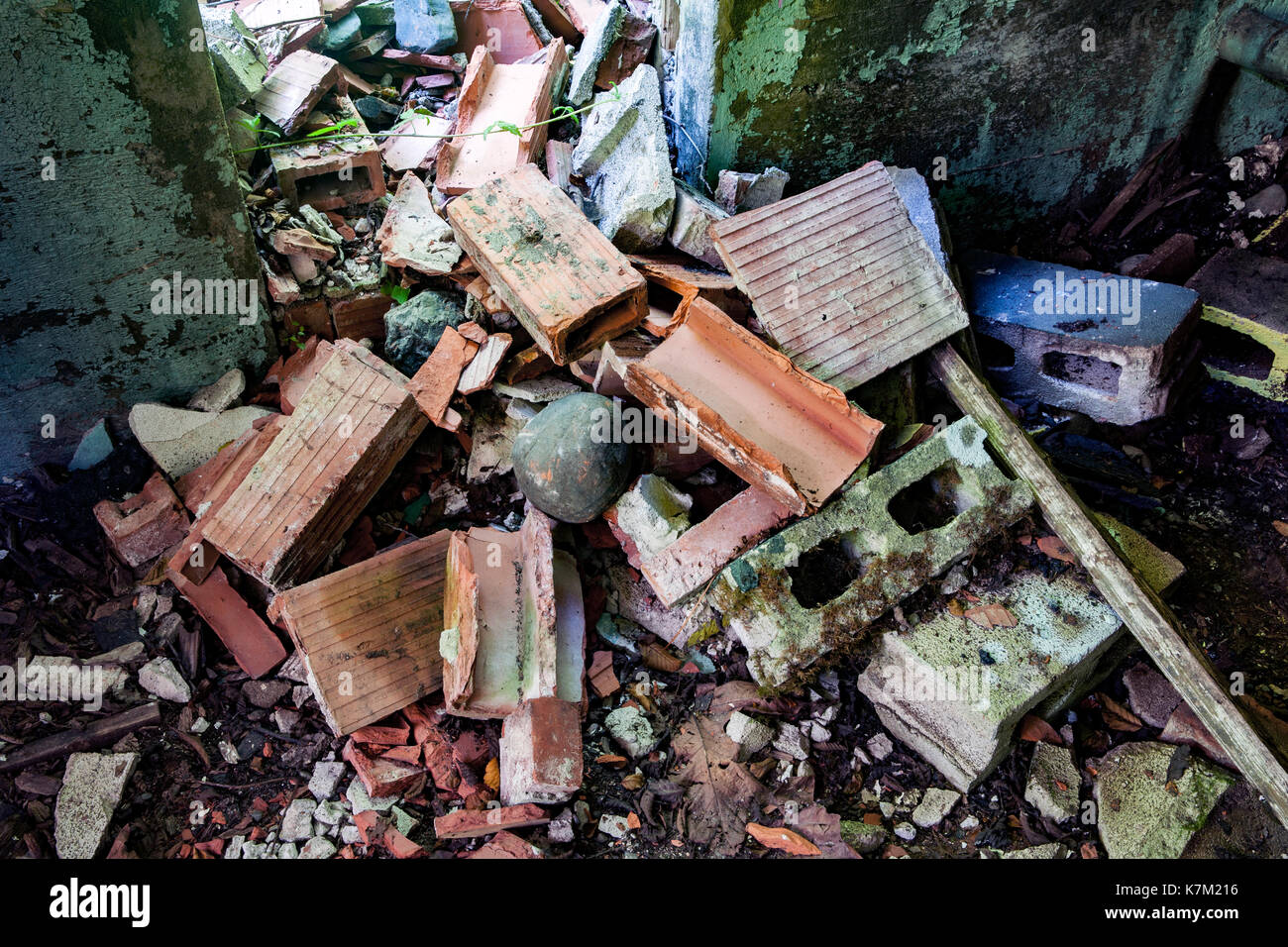 Les débris de construction et de détritus abandonnés au power station près de Jordan River, l'île de Vancouver, Colombie-Britannique, Canada Banque D'Images