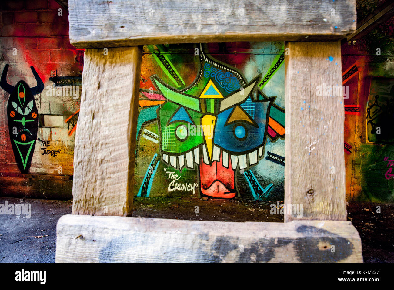 Graffitis colorés à l'abandonné, près de la rivière Jordan, l'île de Vancouver, Colombie-Britannique, Canada Banque D'Images