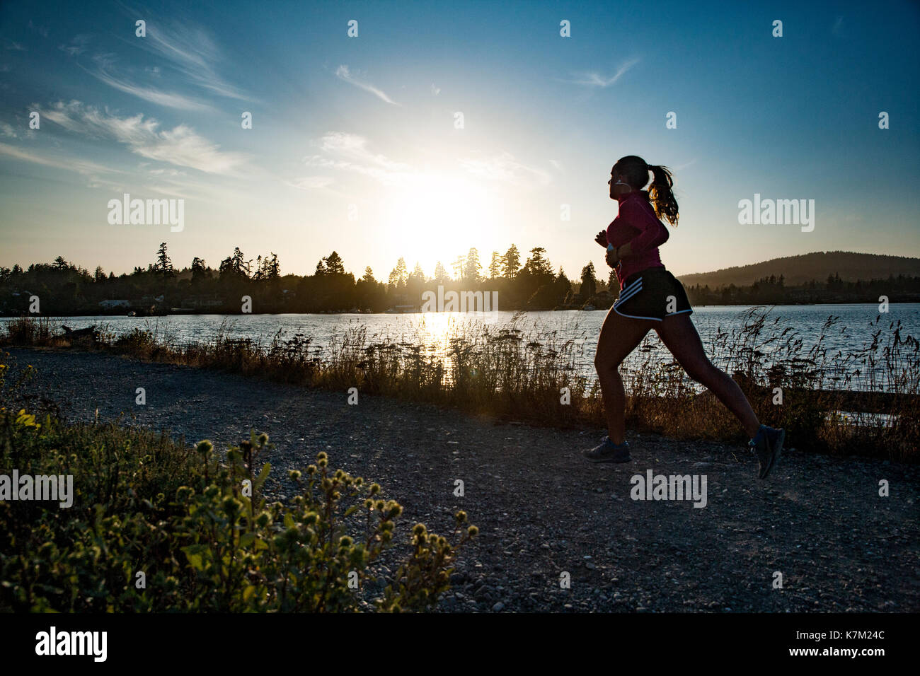 Femme tournant au coucher du soleil, le pointe whiffen - quimper park à Sooke, île de Vancouver, Colombie-Britannique, Canada Banque D'Images