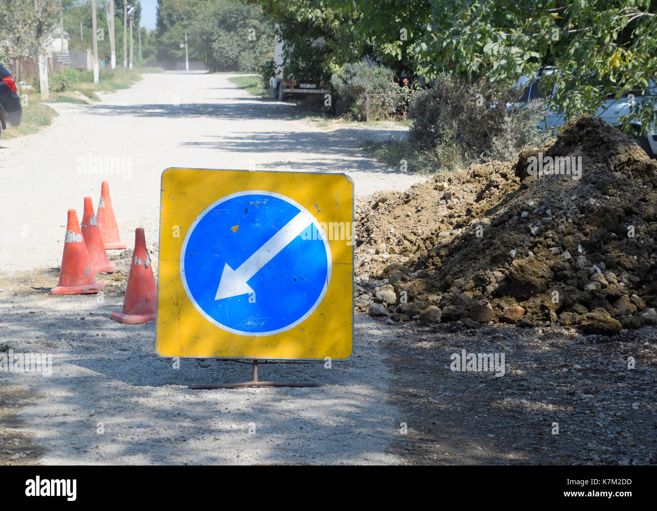 Signe de détour. voyage pit sur la route. travaux de réparation Banque D'Images
