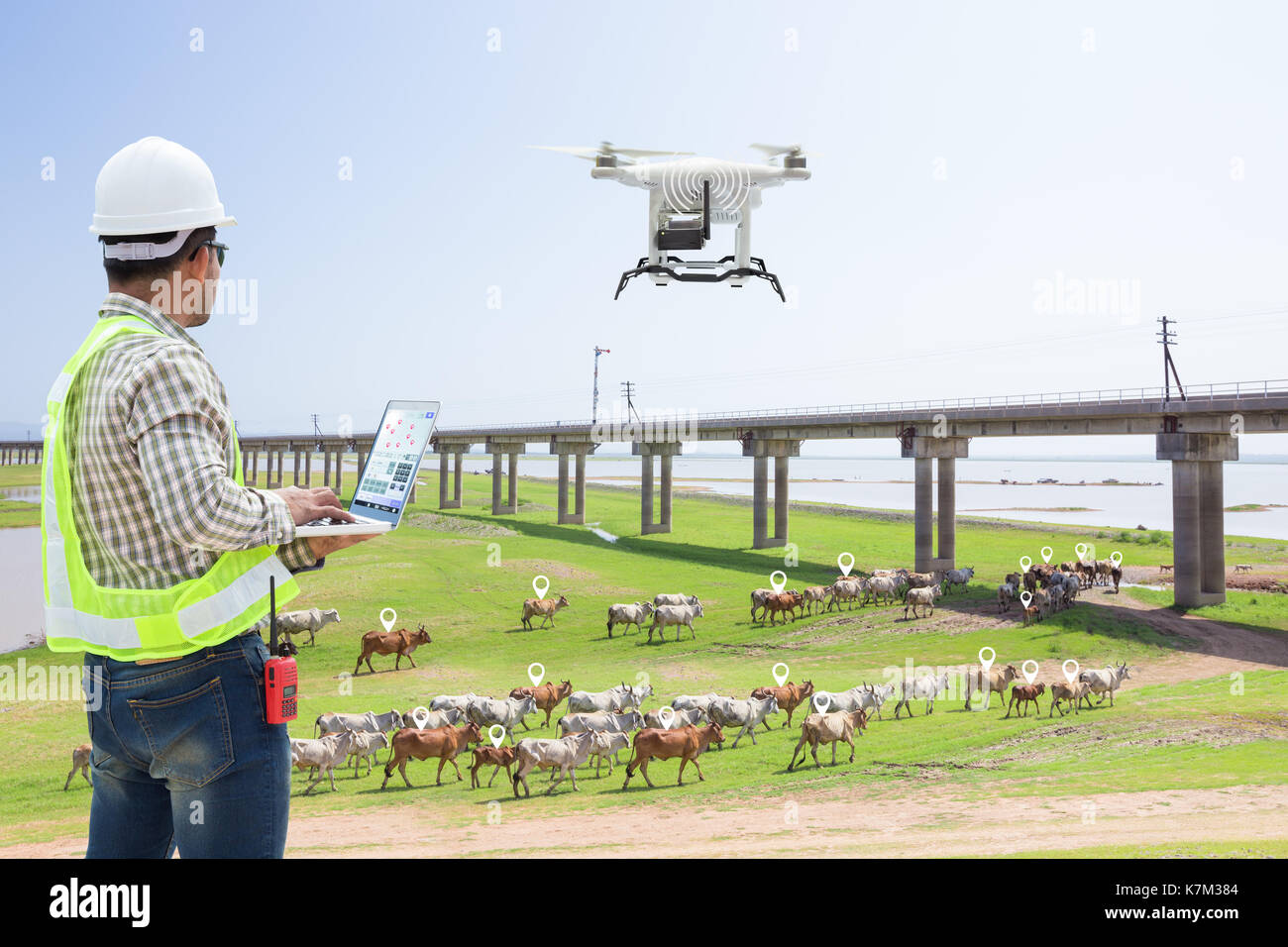 Agriculteur technicien contrôle informatique de suivi de la gc dans drone ferme intelligente, la technologie 4.0 concept Banque D'Images