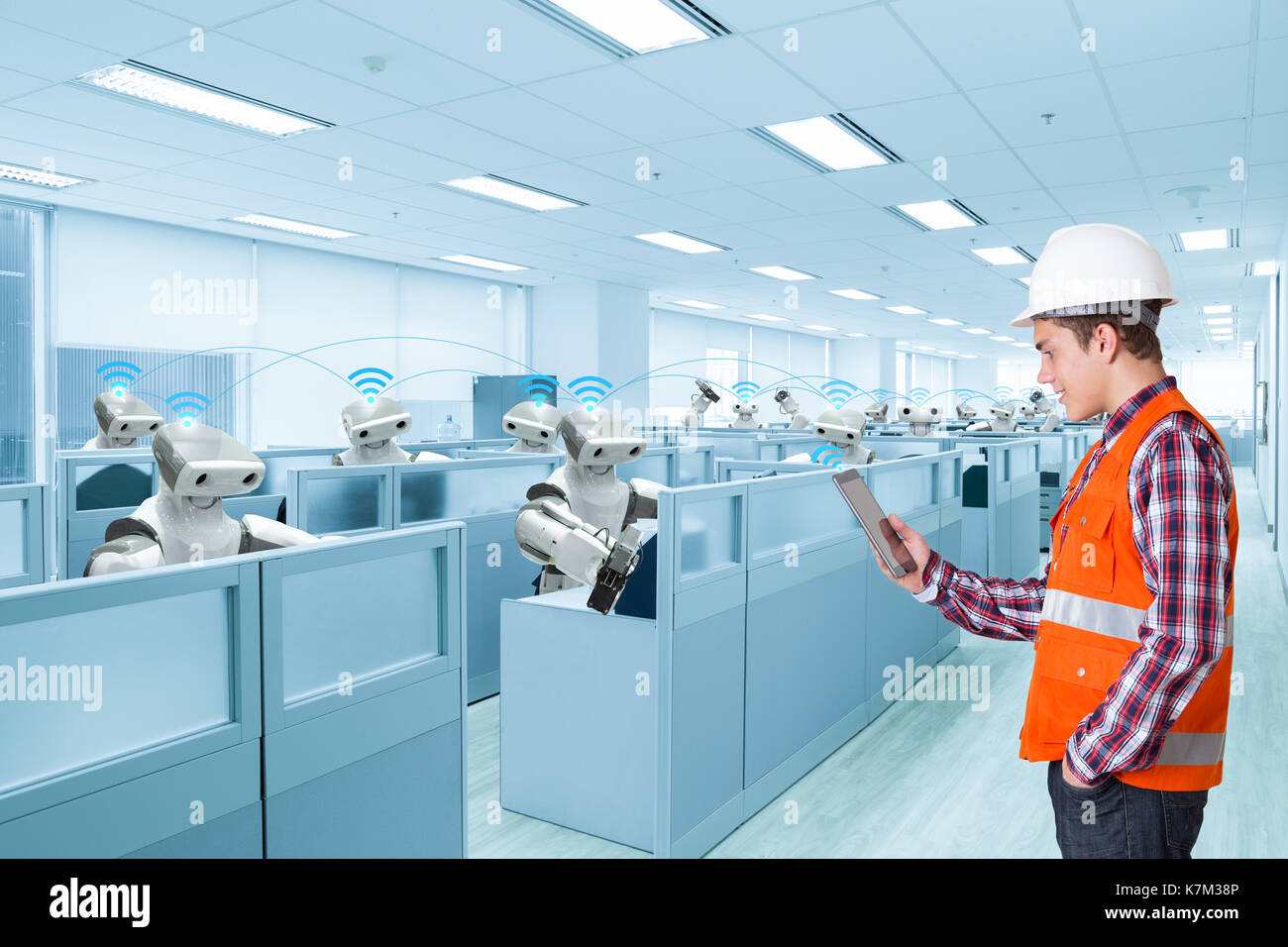 Tablette numérique, ingénieur en communication avec le robot automatique, technologie bureau concept 4.0 Banque D'Images