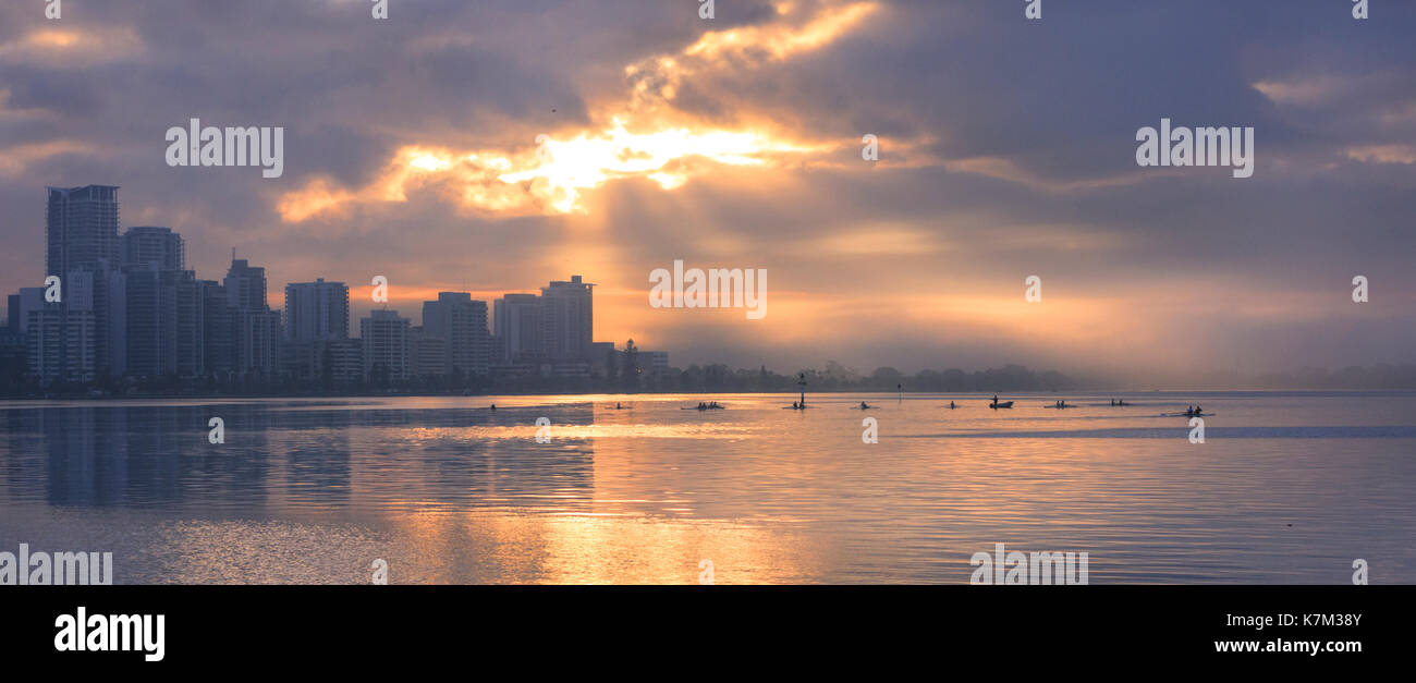 L'université d'un club d'aviron sur la rivière Swan au lever du soleil. Banque D'Images