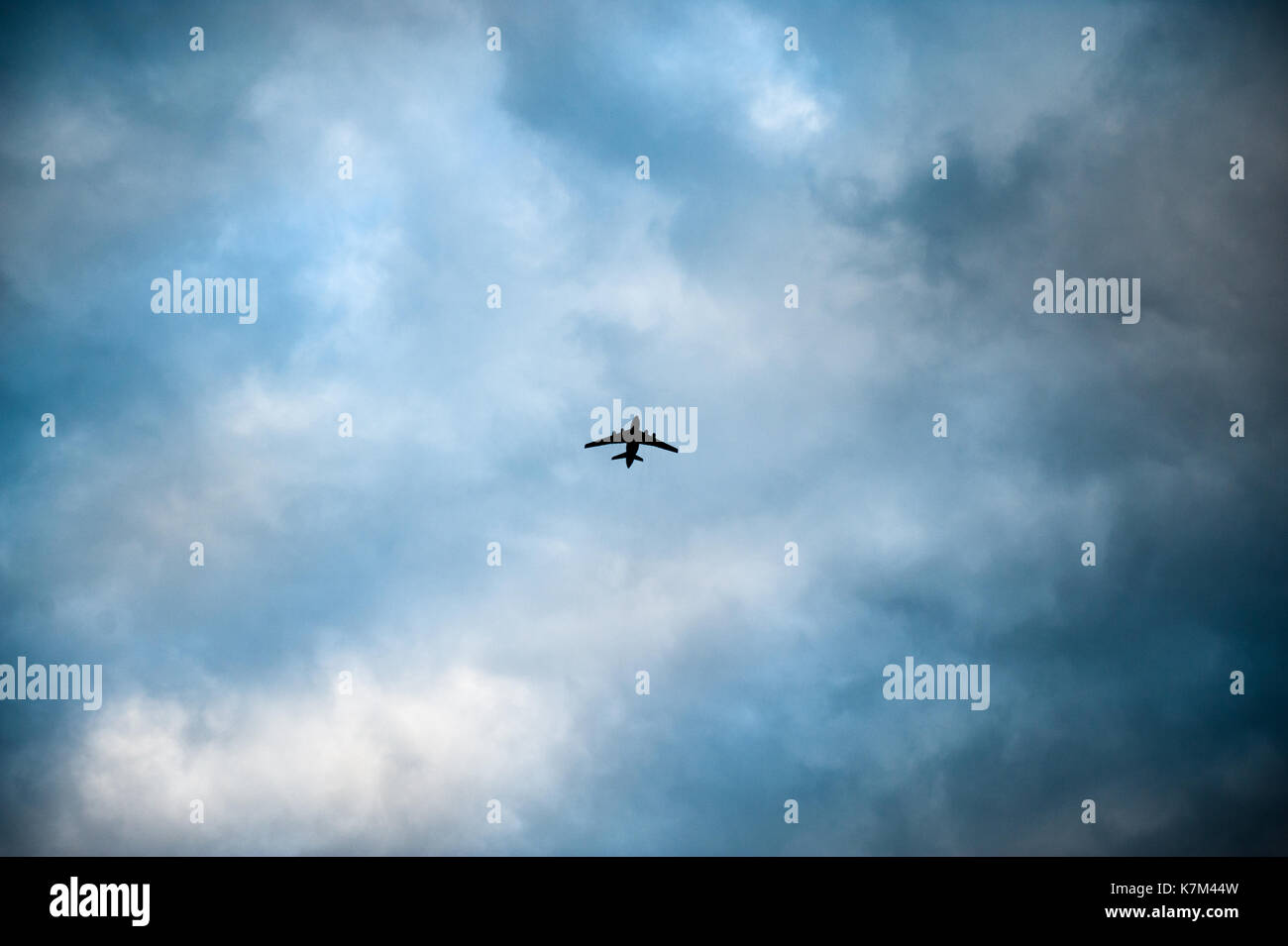 Les aéronefs volant parmi les nuages de tempête Banque D'Images