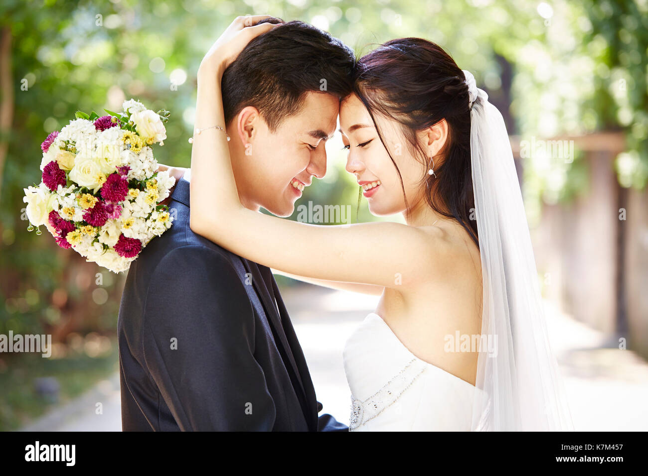 Close-up portrait of mariage intime couple. Banque D'Images