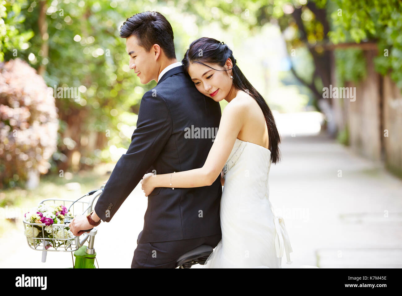 Nouveau jeu asian Bride and Groom riding a bicycle. Banque D'Images