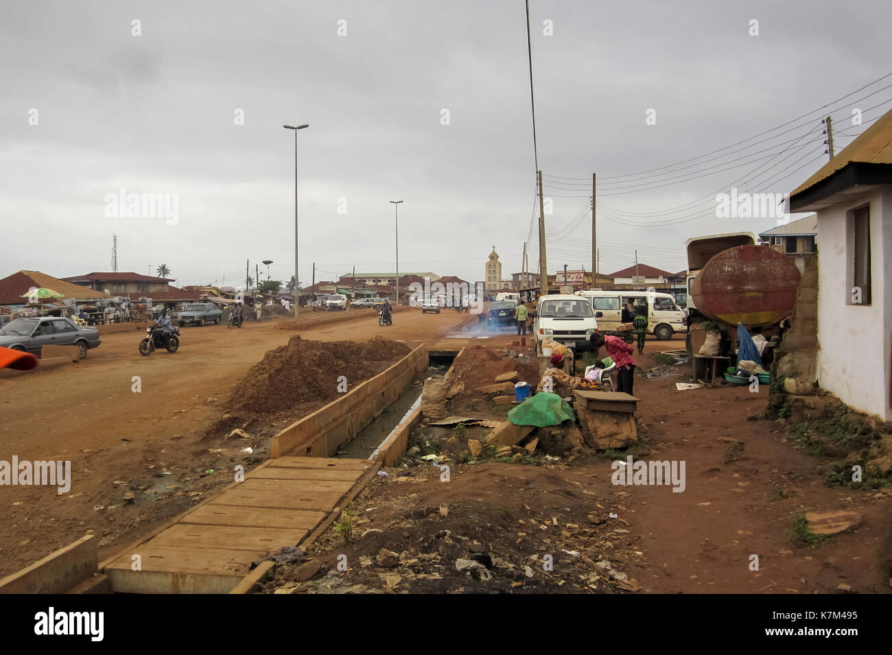 Vue sur la rue avec les gens et les voitures dans la ville de Balma, la plus grande ville de l'Etat d'Ondo, Nigéria Banque D'Images