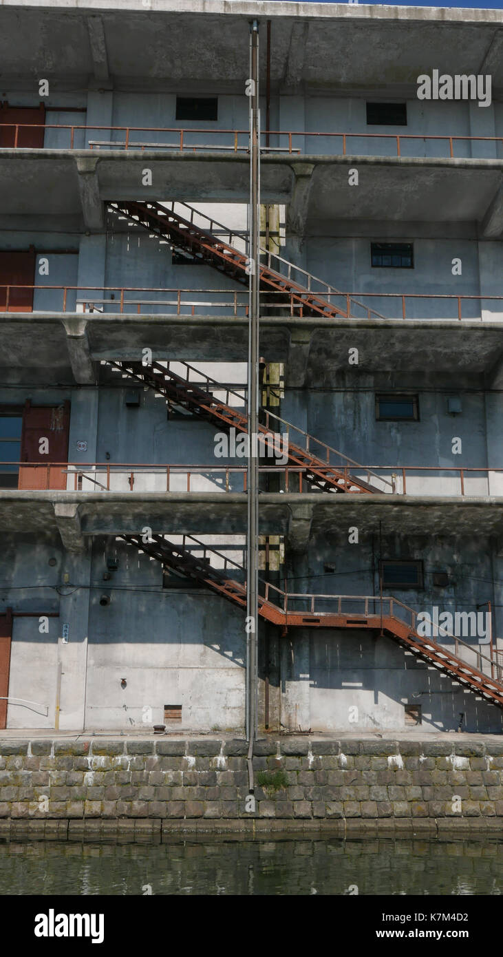Excursion en bateau en passant en face du bâtiment de l'usine historique peut hokkai dans otaru japon ombre de voile et des capacités dans un canal à la recherche à l'appareil photo. Banque D'Images
