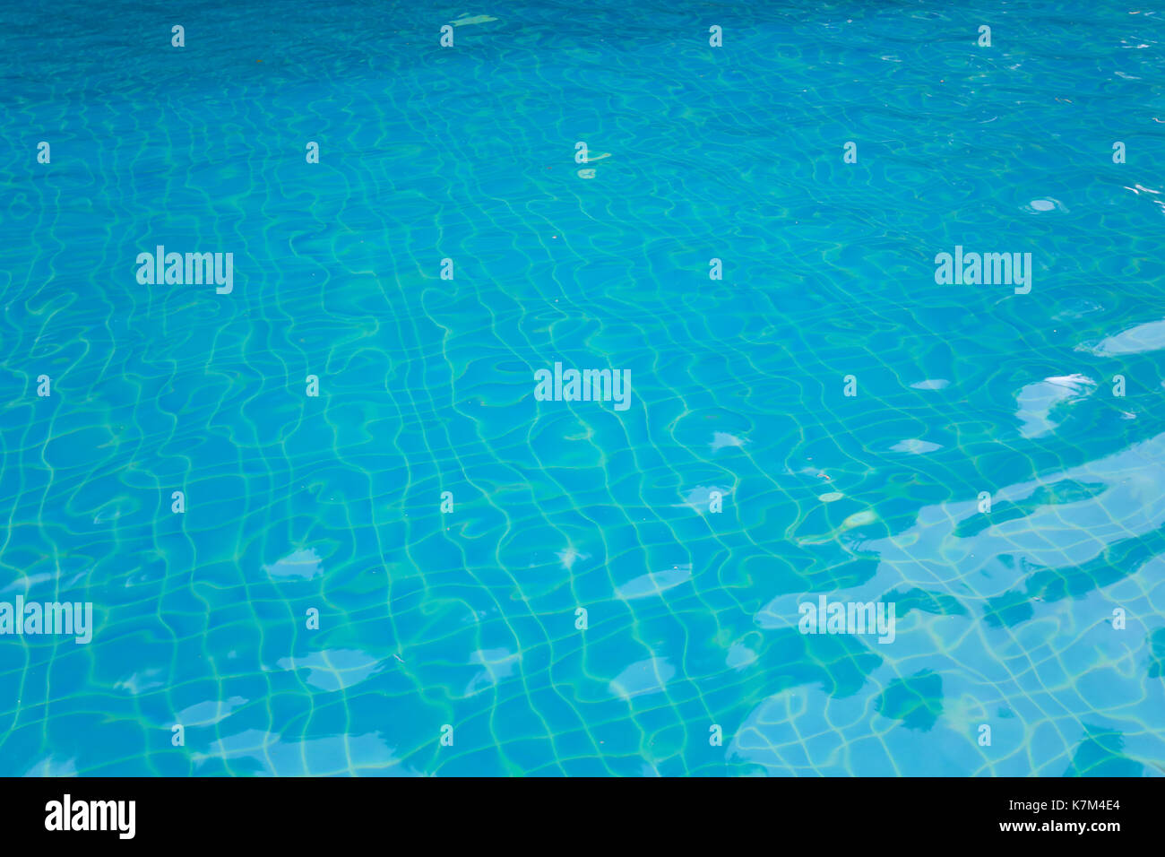 Surface de l'eau de piscine en couleur bleue pour toile de fond la nature design dans votre travail. Banque D'Images
